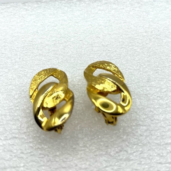 Napier Knot Gold Tone Screw Back Clip On Vintage Earrings Classic Chic Signed - Picture 5 of 7